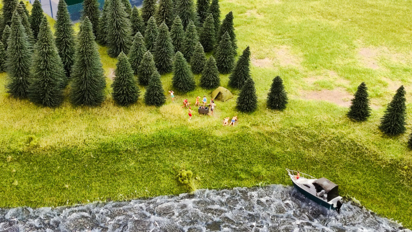 Макет зоны отдыха у реки с палаточным лагерем