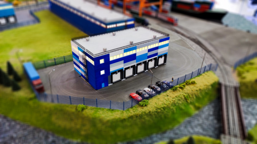 Макет промышленного здания с подъездной дорогой