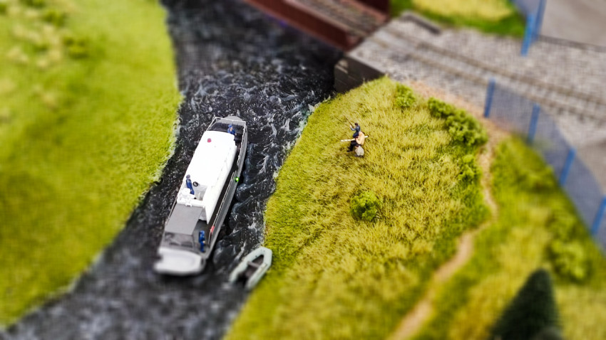 Макет водного транспорта на реке у промышленной зоны