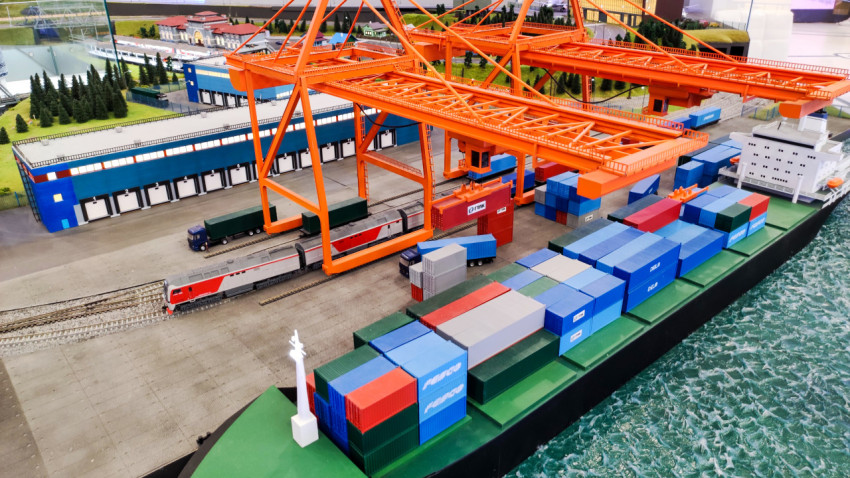 Макет контейнерного терминала с портовыми кранами