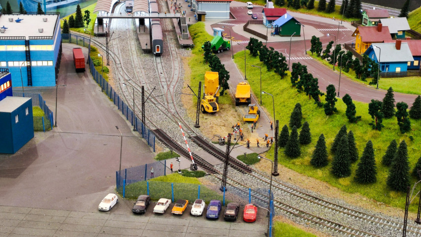 Строительные работы у железнодорожных путей на макете транспортной системы