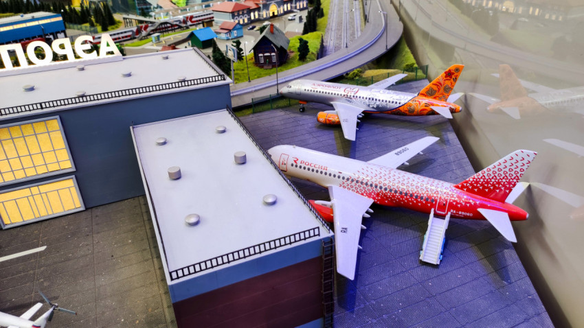 Пассажирские самолёты у терминала на макете аэропорта