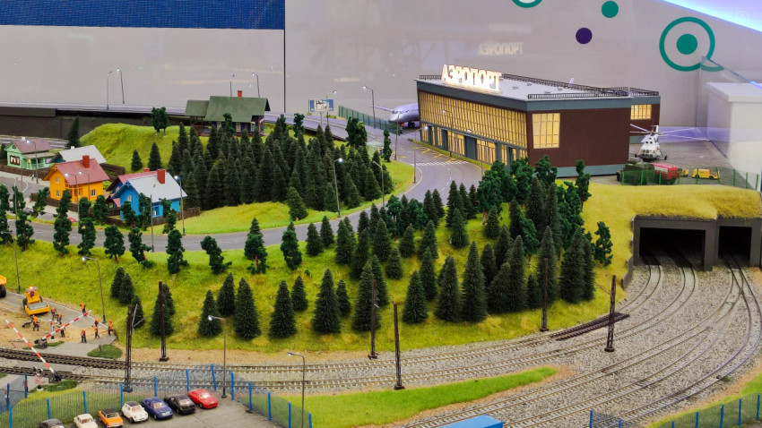 Макет аэропорта с железнодорожными путями и лесным массивом