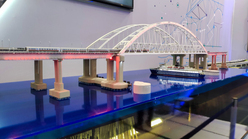Масштабный макет Крымского моста в экспозиции «Россия в движении»