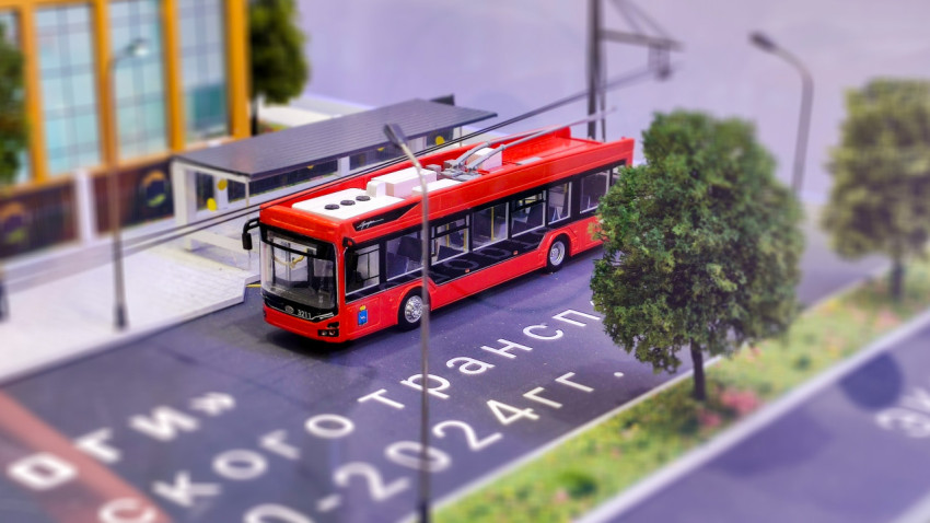 Макет троллейбуса на остановке городского маршрута