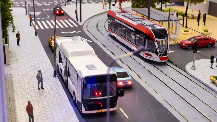 Макет трамвайной линии на городском перекрёстке