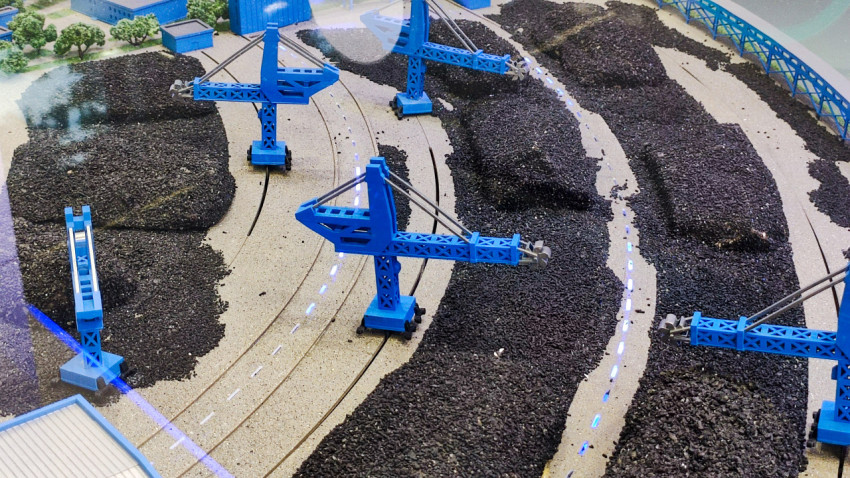 Макет промышленной зоны с портальными кранами