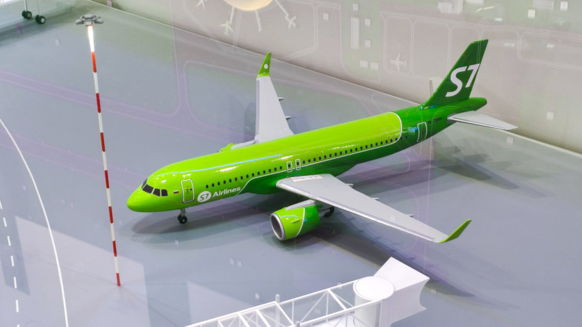 Макет пассажирского самолёта S7 Airlines у телетрапа
