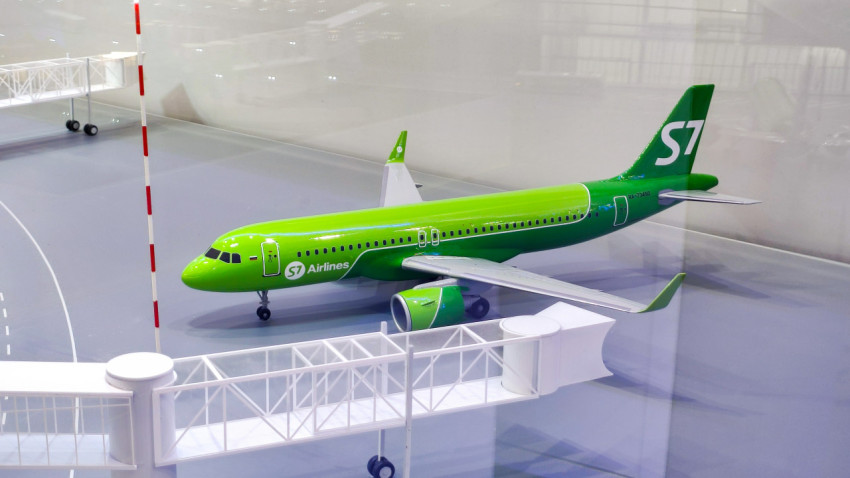 Макет самолёта S7 Airlines на аэродромной стоянке