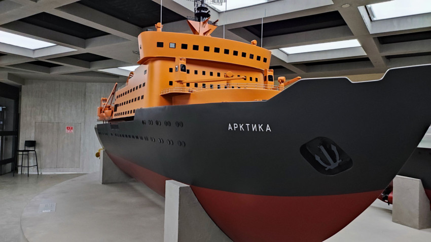 Макет ледокола «Арктика» с носовой частью в павильоне «АТОМ»