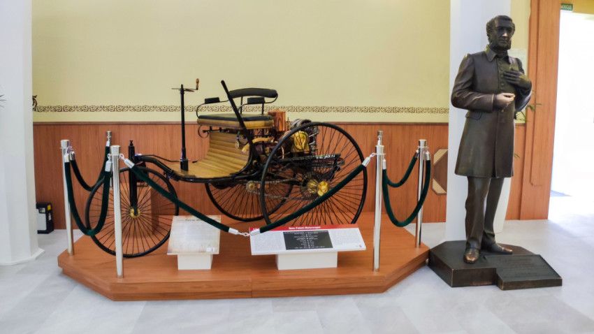 Экспозиция с автомобилем Benz Patent-Motorwagen и статуей