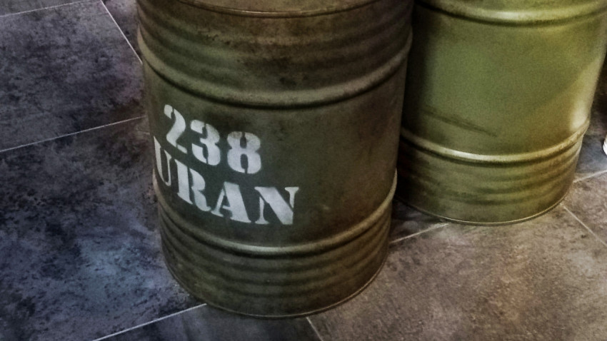 Металлическая бочка с маркировкой «238 URAN» как музейный экспонат
