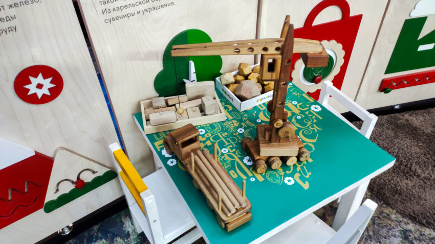 Выставочная экспозиция деревянных игрушек и макетов лесной техники