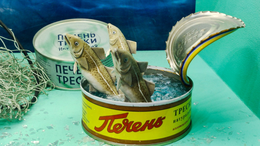 Банка консервов с имитацией вылова рыбы в экспозиции