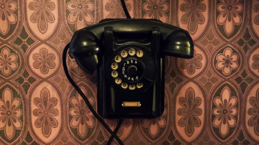 Настенный дисковый телефон в интерьере советской эпохи