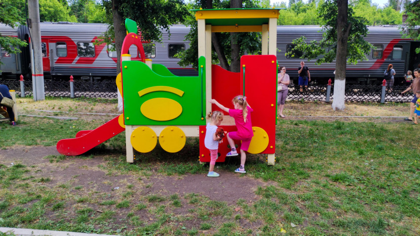 Детская игровая площадка у железной дороги