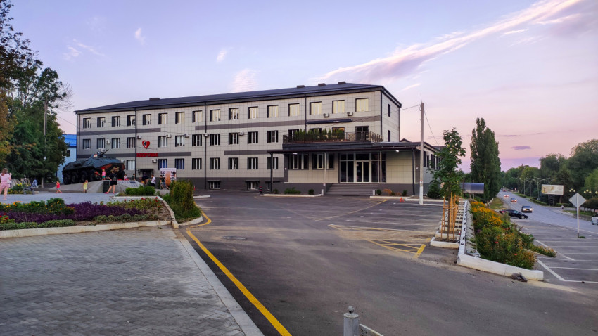 Медицинский центр «Здоровье» в Прохладном рядом со Сквером Памяти на закате