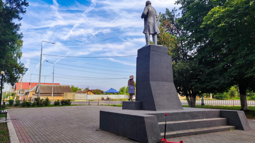 Памятник Владимиру Ильичу Ленину на высоком постаменте в городском сквере
