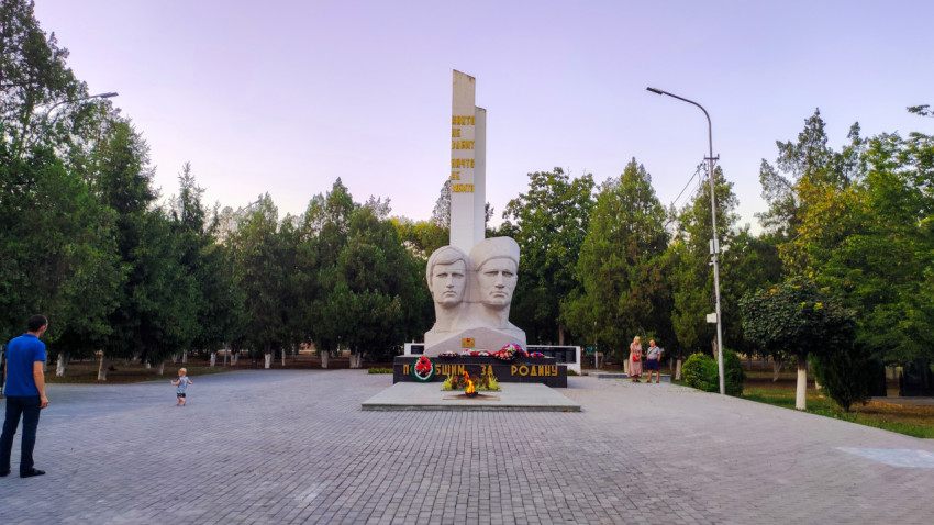 Мемориал «Павшим за Родину» с вечным огнём в городе Прохладный