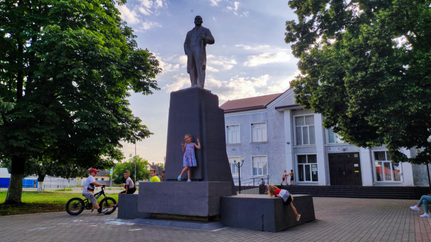 Памятник Владимиру Ленину на городской площади летом
