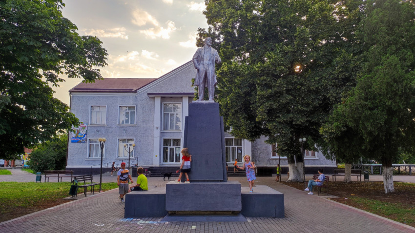 Центральный вид на памятник Ленину на пешеходной аллее