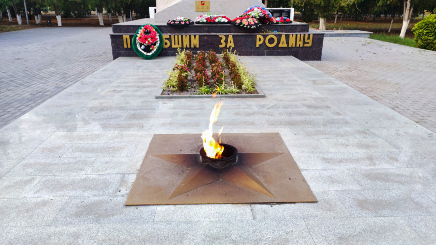 Вечный огонь на металлической звезде перед надписью «Павшим за Родину» в Прохладном