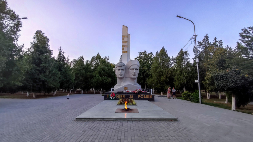 Площадь мемориала с вечным огнём и скульптурой воинов в парке Прохладного