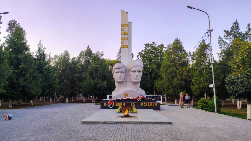 Мемориал с вечным огнём и стелой «Никто не забыт, ничто не забыто» в парке Прохладного