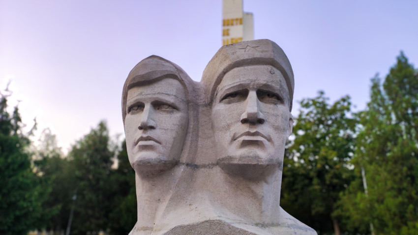 Портретный ракурс скульптуры двух воинов на воинском мемориале в Прохладном