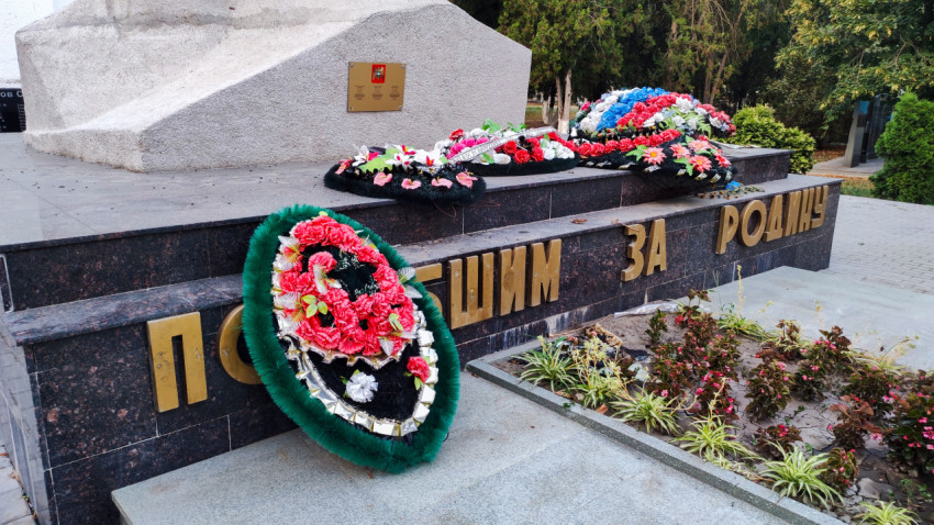 Венки и надпись «Павшим за Родину» на мемориале в Прохладном