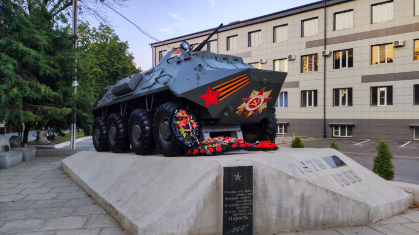 БТР-80 на постаменте у мемориала воинам Афганской войны в Прохладном