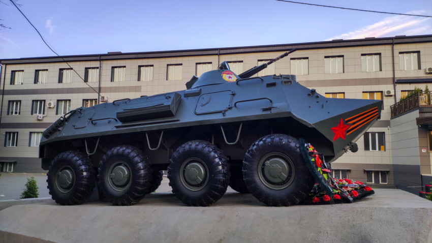 БТР-80 в профиль на мемориале Героям Афганской войны в Прохладном