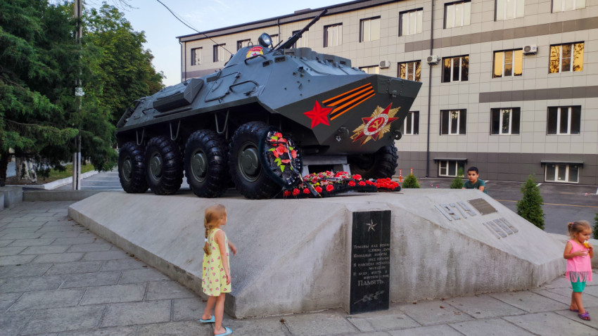 Памятник воинам-интернационалистам Афганской войны с БТР-80 в Прохладном