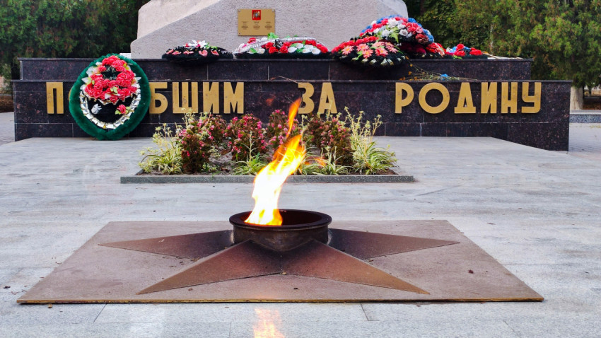 Вечный огонь и надпись «Павшим за Родину» на мемориале в Прохладном