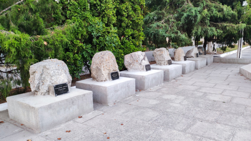Каменные плиты с фамилиями погибших воинов Афганской войны в Сквере Памяти Прохладного