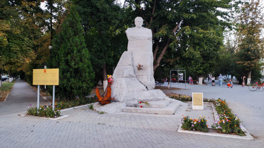 Памятник адмиралу Арсению Головко с якорем в Сквере Памяти Прохладного