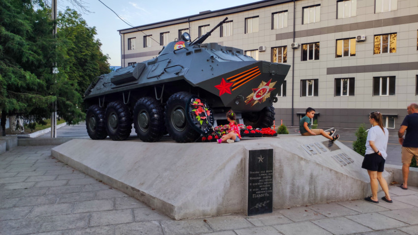 Памятник Героям Афганской войны с бронетранспортёром в Сквере Памяти в Прохладном