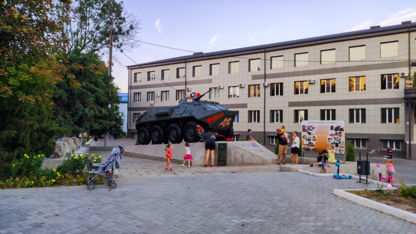 Мемориальная площадка памятника Героям Афганской войны со стендом в Прохладном