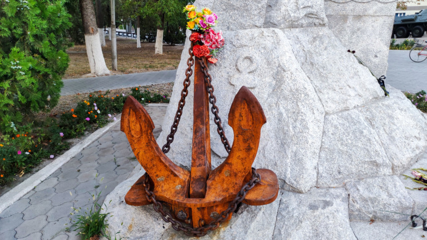 Якорь с цепью и цветами как элемент памятника адмиралу Головко в Прохладном