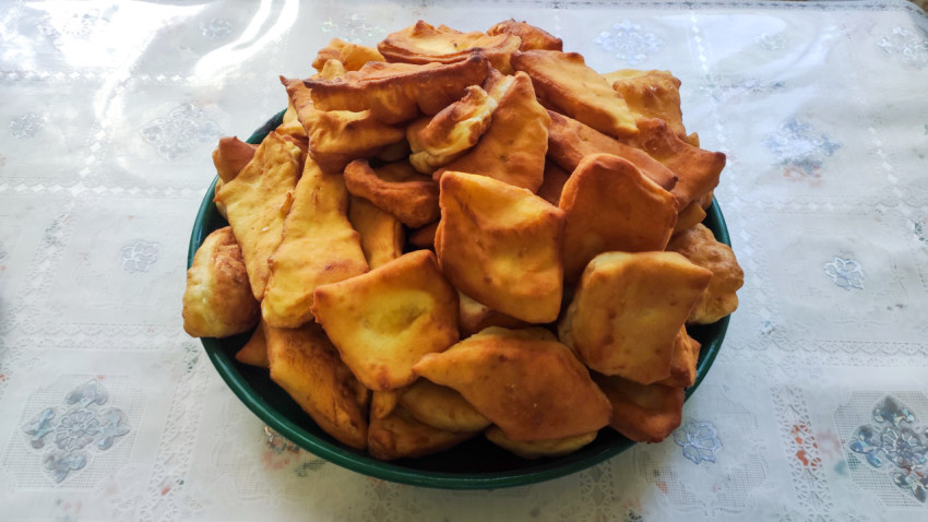 Горка лакумов на тарелке домашней подачи