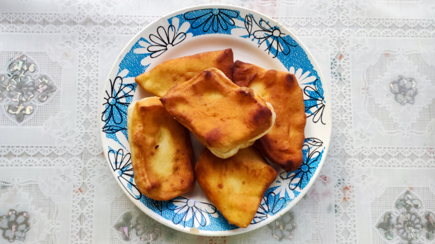 Порция лакумов на тарелке с орнаментом крупным планом