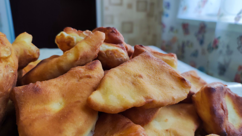 Лакумы на блюде в домашней кухне