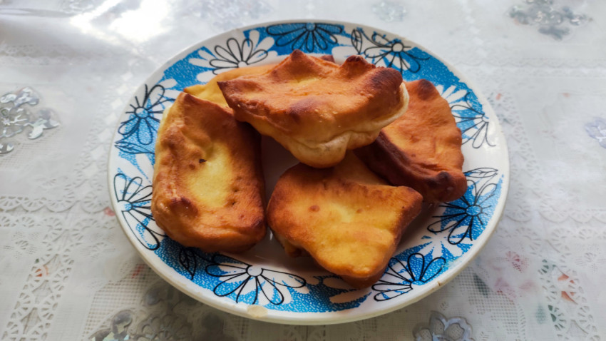 Порция лакумов на тарелке с синим узором