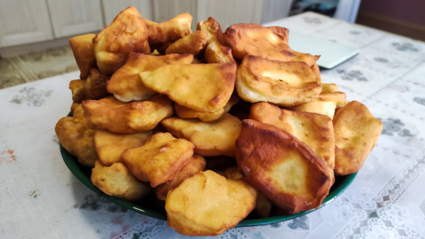 Лакумы на зелёной тарелке для домашнего чаепития