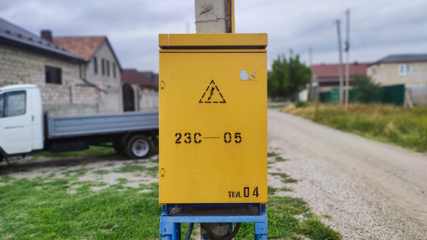 Электрический шкаф с маркировкой у грунтовой дороги