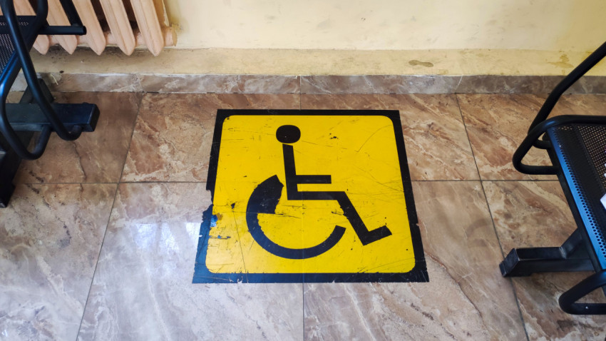 Напольная разметка с символом инвалидной коляски в зоне ожидания