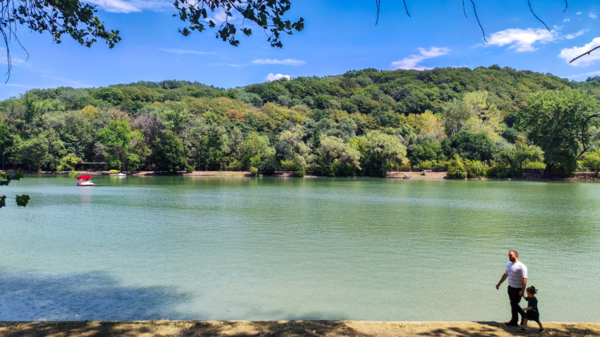 Панорама озера «Трек» с катамаранами в парке «Атажукинский сад»