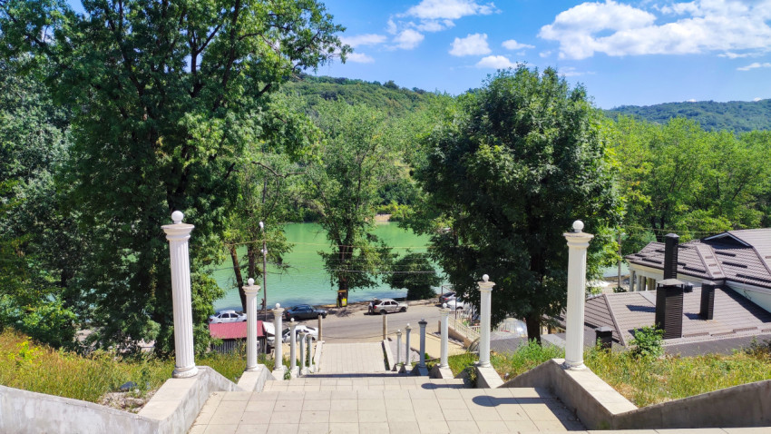 Лестница к озеру «Трек» в парке «Атажукинский сад» в Нальчике