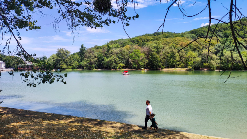 Прогулка у озера «Трек» в парке «Атажукинский сад» в Нальчике