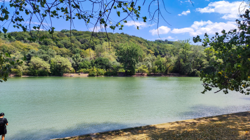 Панорама озера «Трек» и лесистых склонов Атажукинского сада